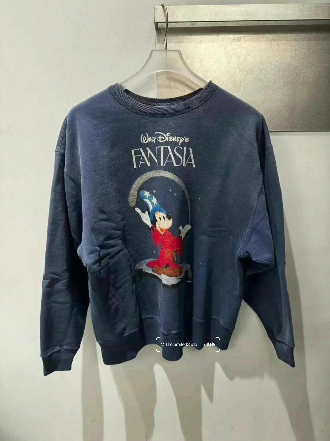 SAINT M×××××× Disney FANTASIA DNF_CREW N SWEAT/FANTSIA Mickey distressed sweatshirt, washed blue S-XL Assute dyed ready-made clothing, oxidation and fading, multiple washes to make the old wormhole damage treatment, simulated sun fading treatment, natural fading, customized Disney cooperation wash mark, correct main mark